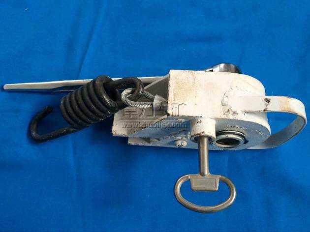 新型開啟定位式鋼絲繩防溜器是我公司研制的專利產品，是在鐵路車輛防溜存在著斷繩、夾繩、鋼絲繩頻繁彎曲，過早疲勞斷裂及維修難，開啟不定位，操作困難，無法更換鋼絲繩等現(xiàn)象、設計出一種新型拉簧式鋼絲繩防溜器。